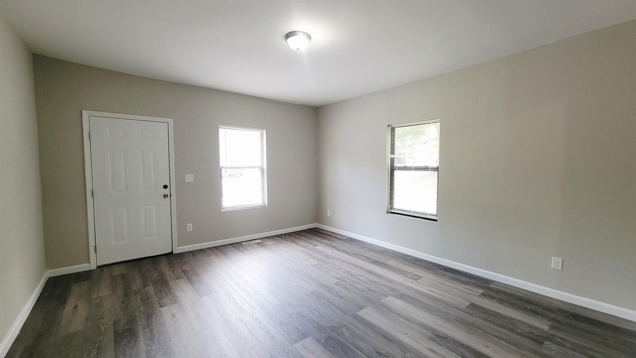 1142 S Dekalb St - Photo 3 of 17