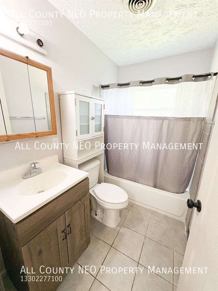 2204 Morris Ave Ne - Photo 4 of 24