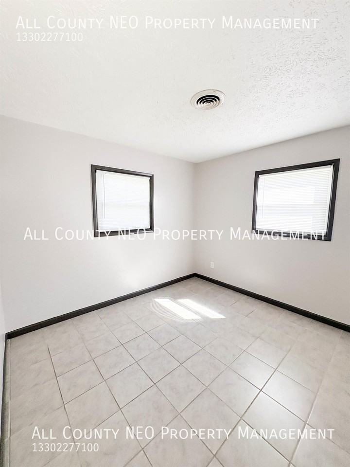 2204 Morris Ave Ne - Photo 5 of 24