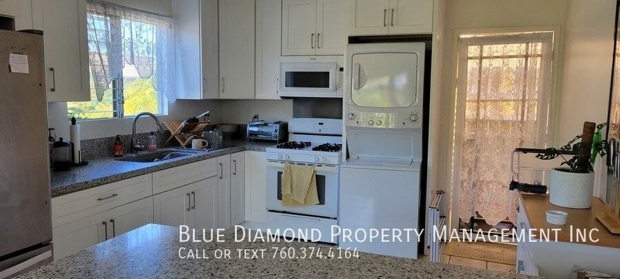 2043 Edinburg Ave - Photo 5 of 12