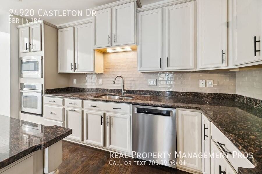 24920 Castleton Dr - Photo 2 of 50