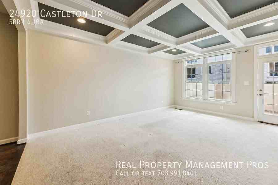 24920 Castleton Dr - Photo 5 of 50