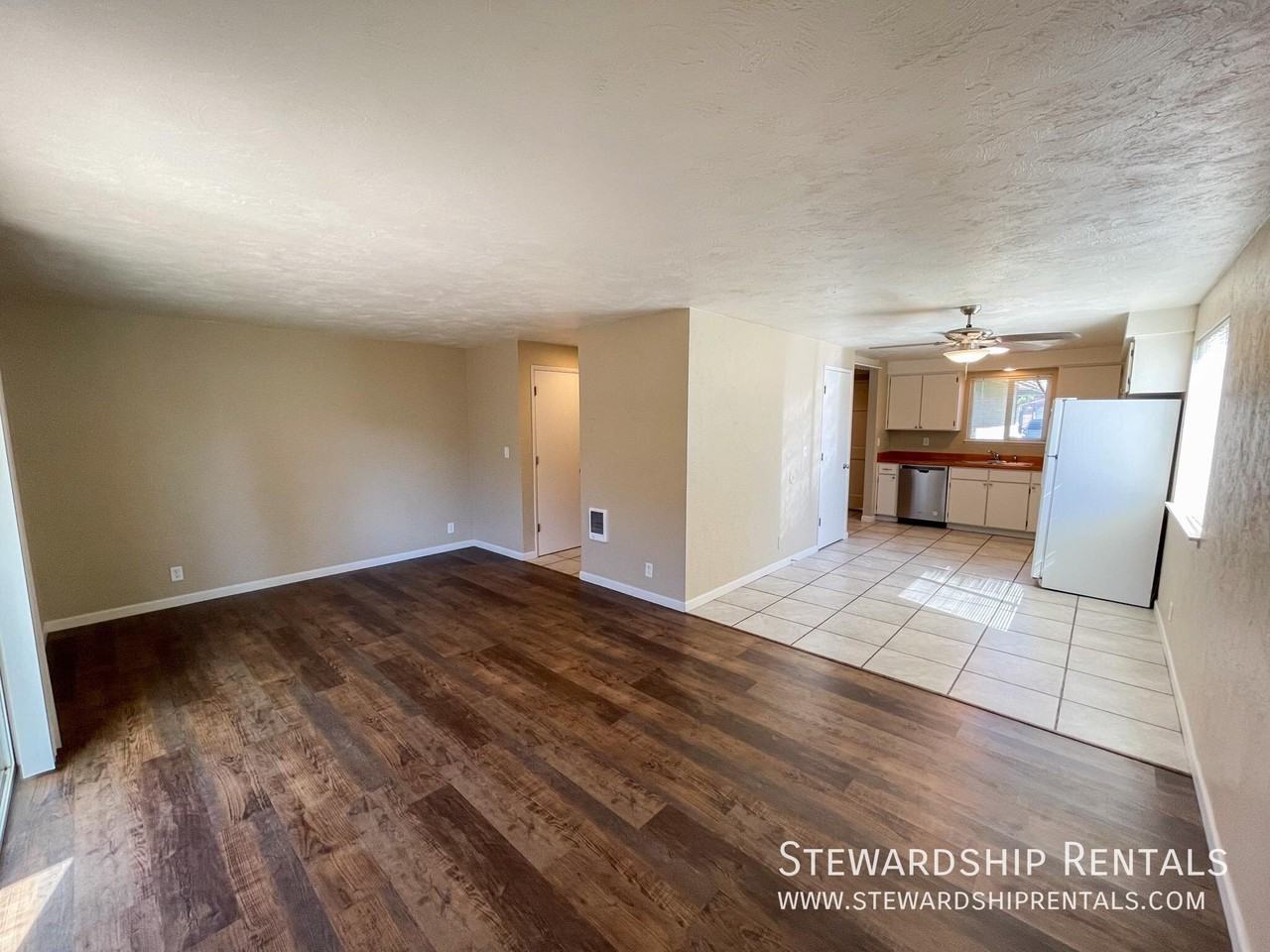757 N Cloverleaf Loop - Photo 3 of 30