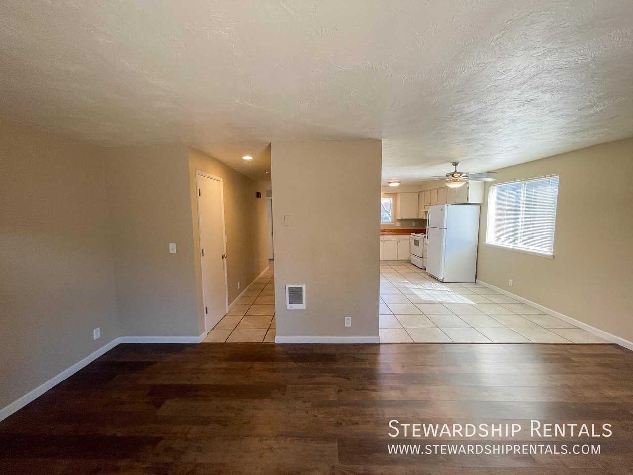 757 N Cloverleaf Loop - Photo 4 of 30