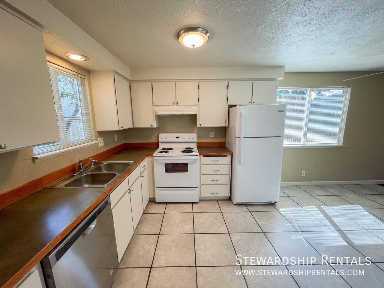 757 N Cloverleaf Loop - Photo 5 of 30