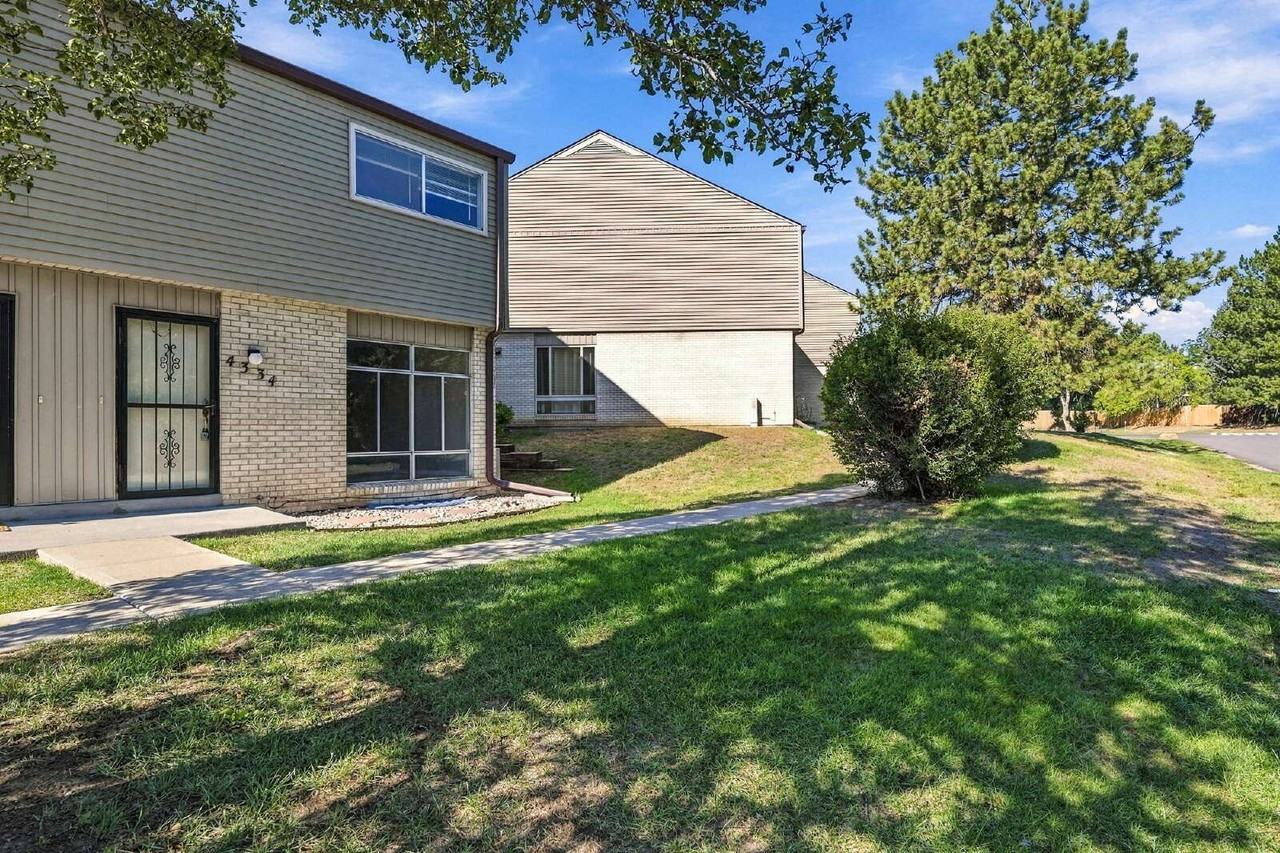 4334 W Pondview Dr - Photo 2 of 41