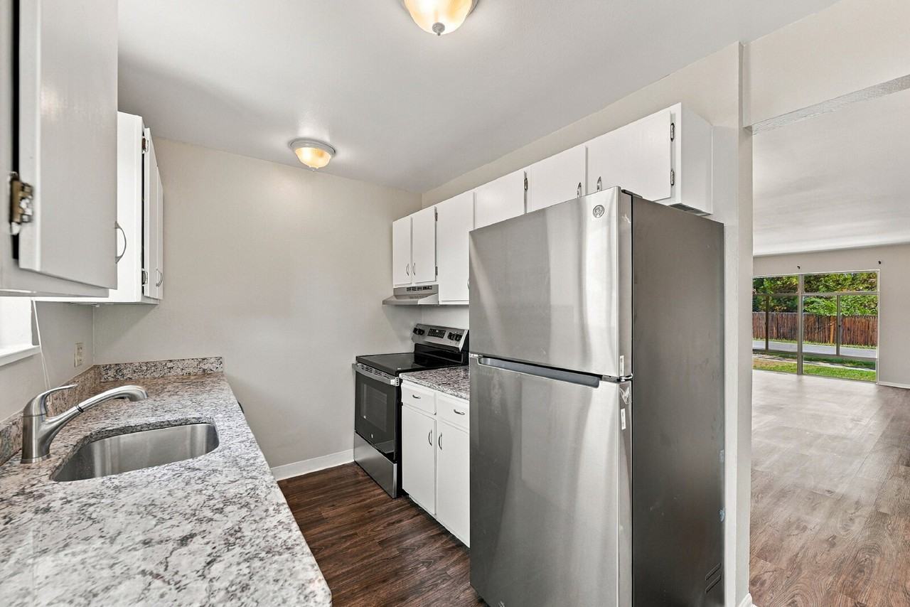 4334 W Pondview Dr - Photo 4 of 41
