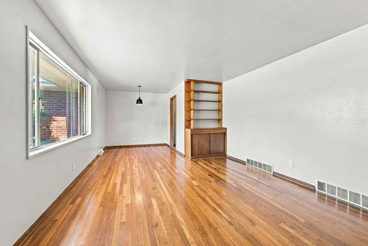 438 Kingston St - Photo 3 of 36