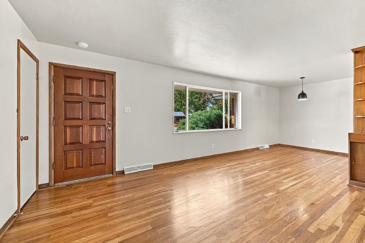 438 Kingston St - Photo 4 of 36