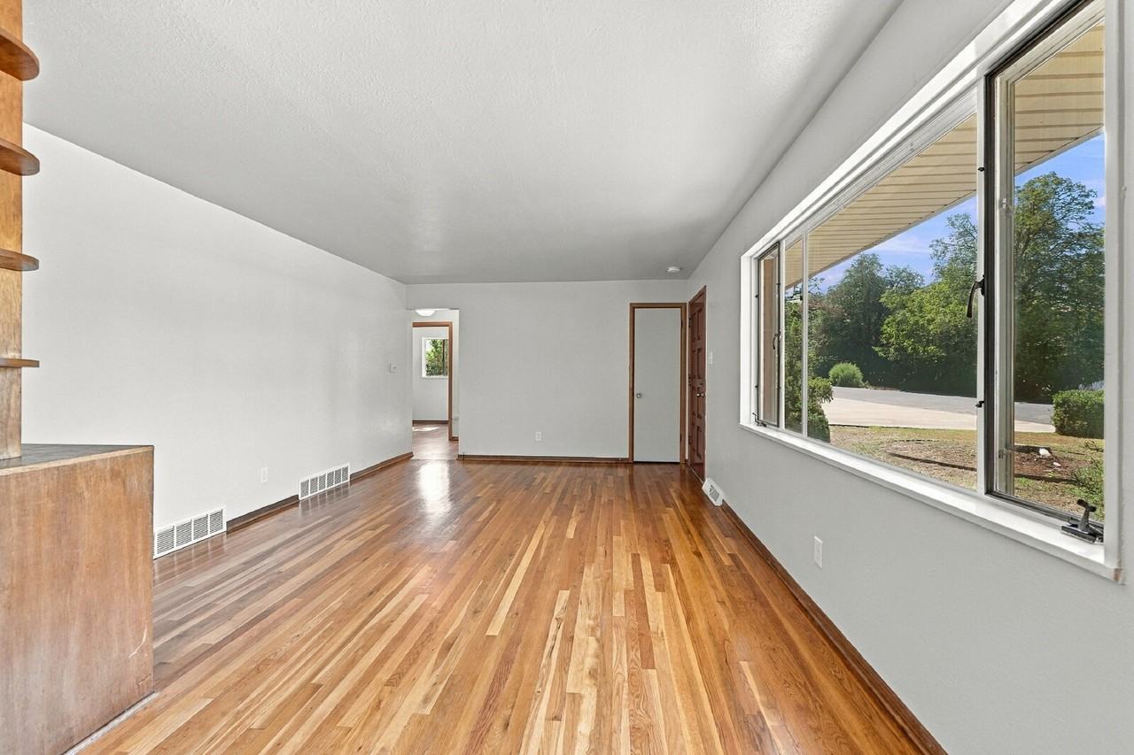 438 Kingston St - Photo 5 of 36
