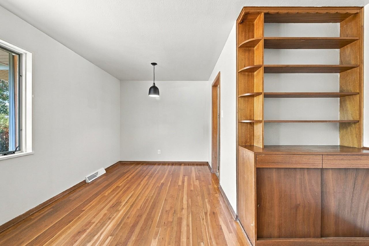 438 Kingston St - Photo 6 of 36