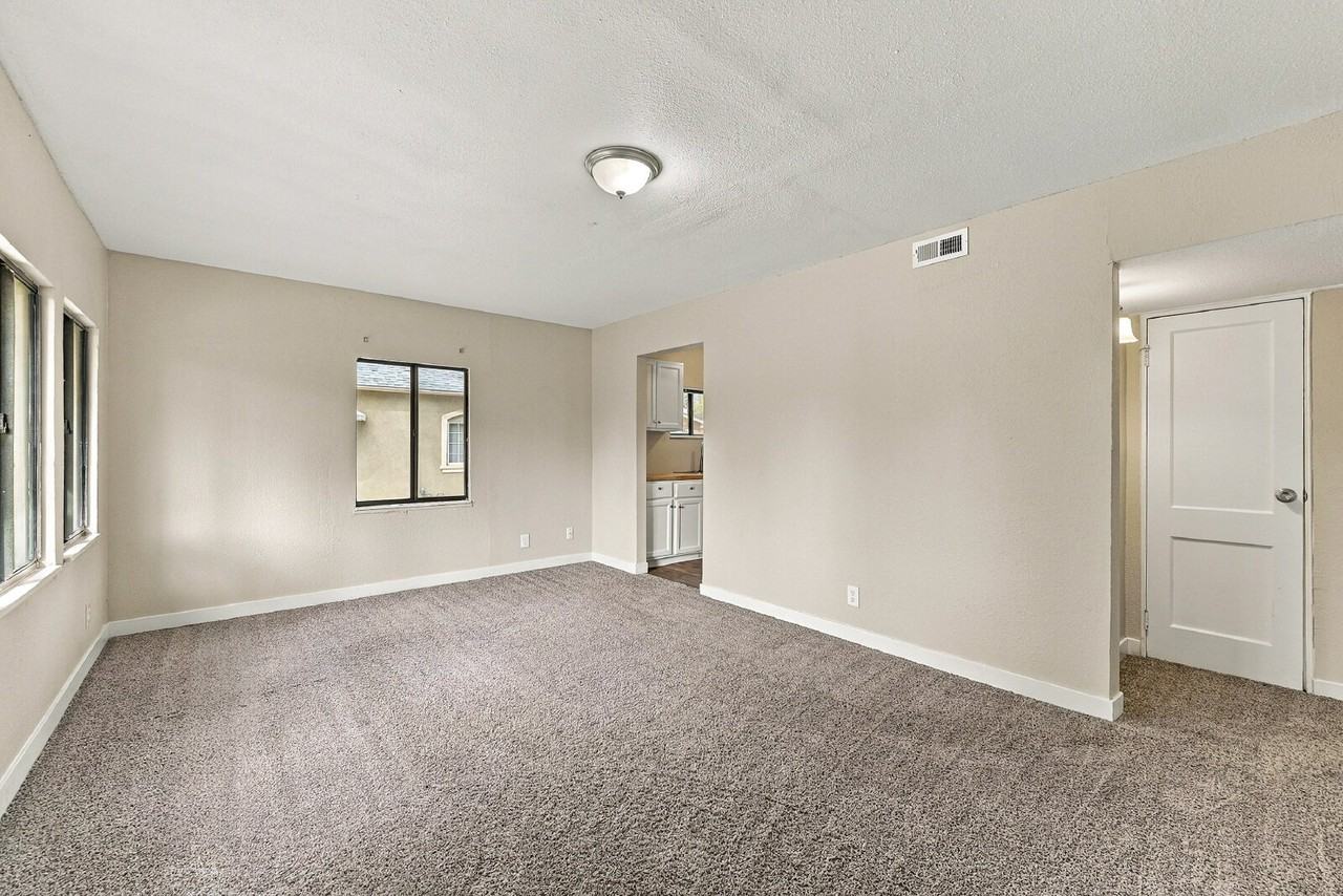 1124 E Rio Grande St - Photo 4 of 27