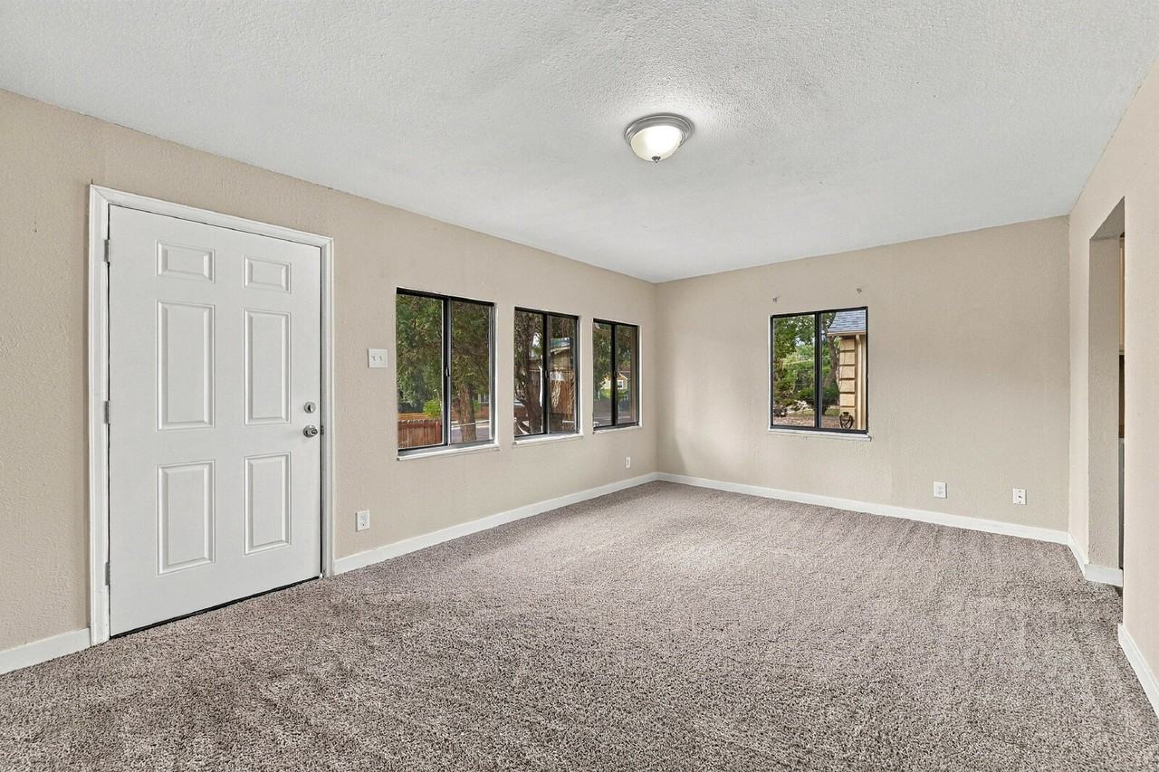 1124 E Rio Grande St - Photo 5 of 27