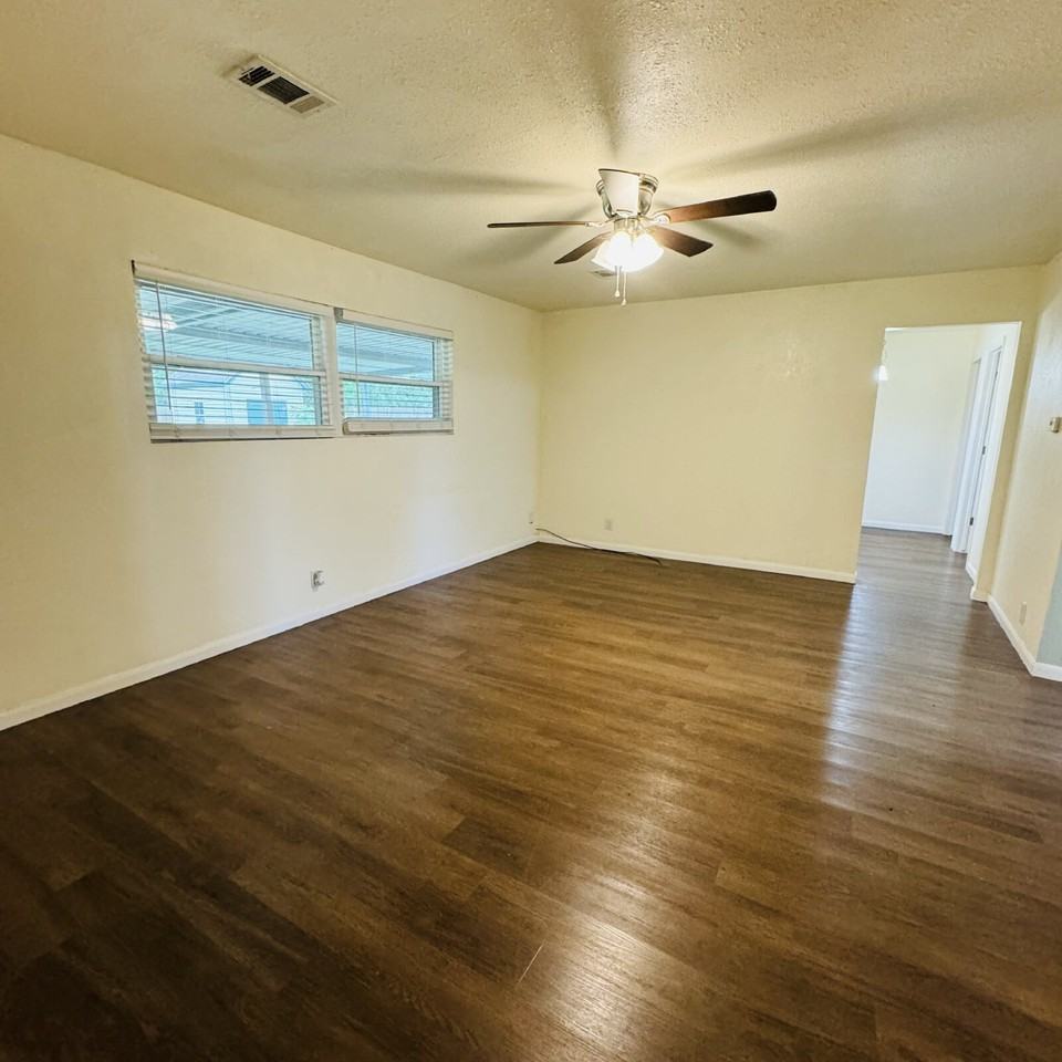 306 Landry Dr - Photo 6 of 13