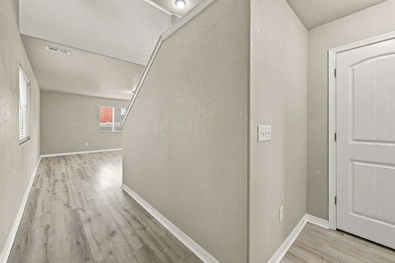 11005 Quercia Cir - Photo 3 of 36