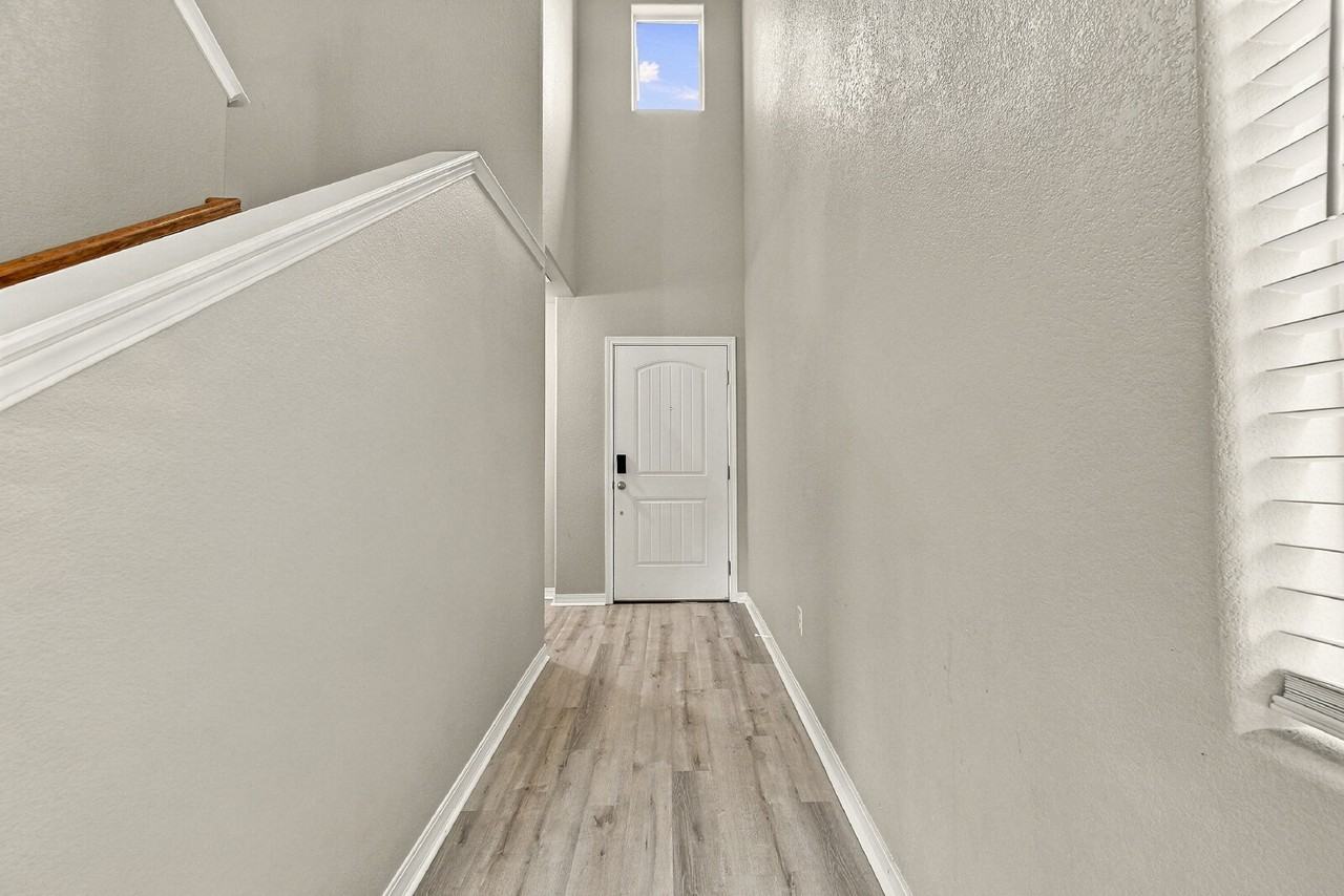 11005 Quercia Cir - Photo 4 of 36