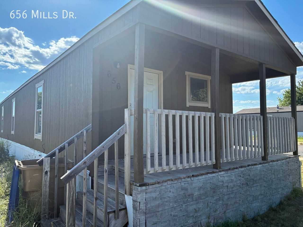 656 Mills Dr - Photo 3 of 8