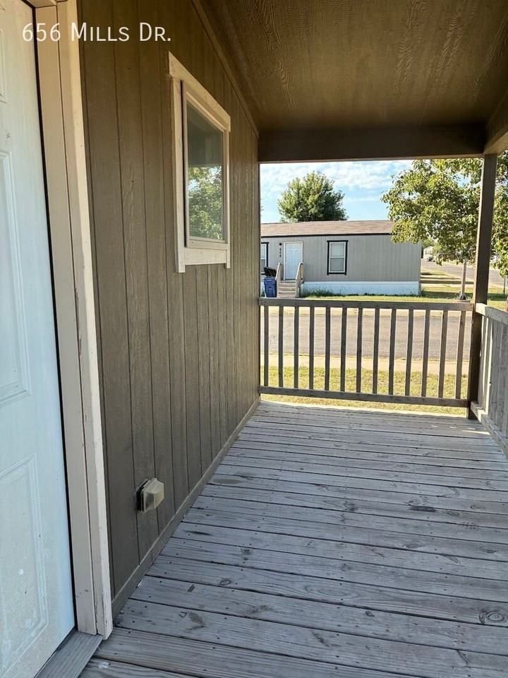 656 Mills Dr - Photo 4 of 8