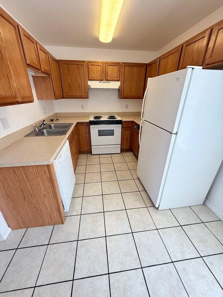 601 Twin Oaks - Photo 3 of 6