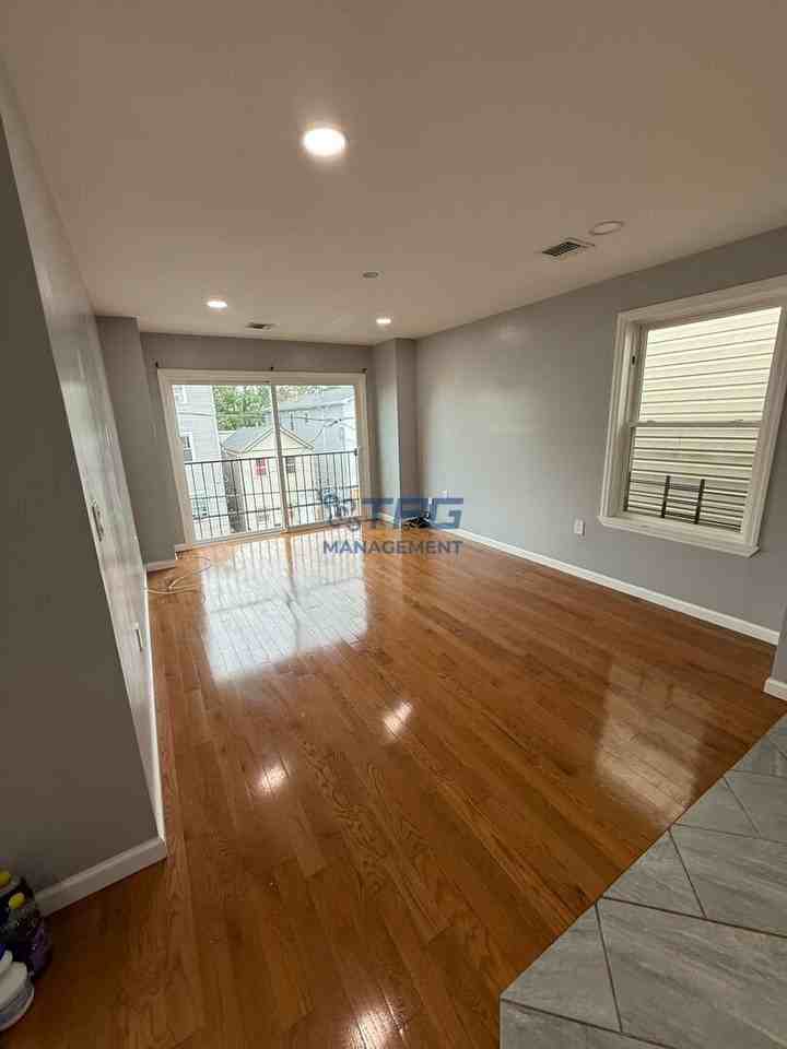 495 S 18th St #B - Photo 2 of 18