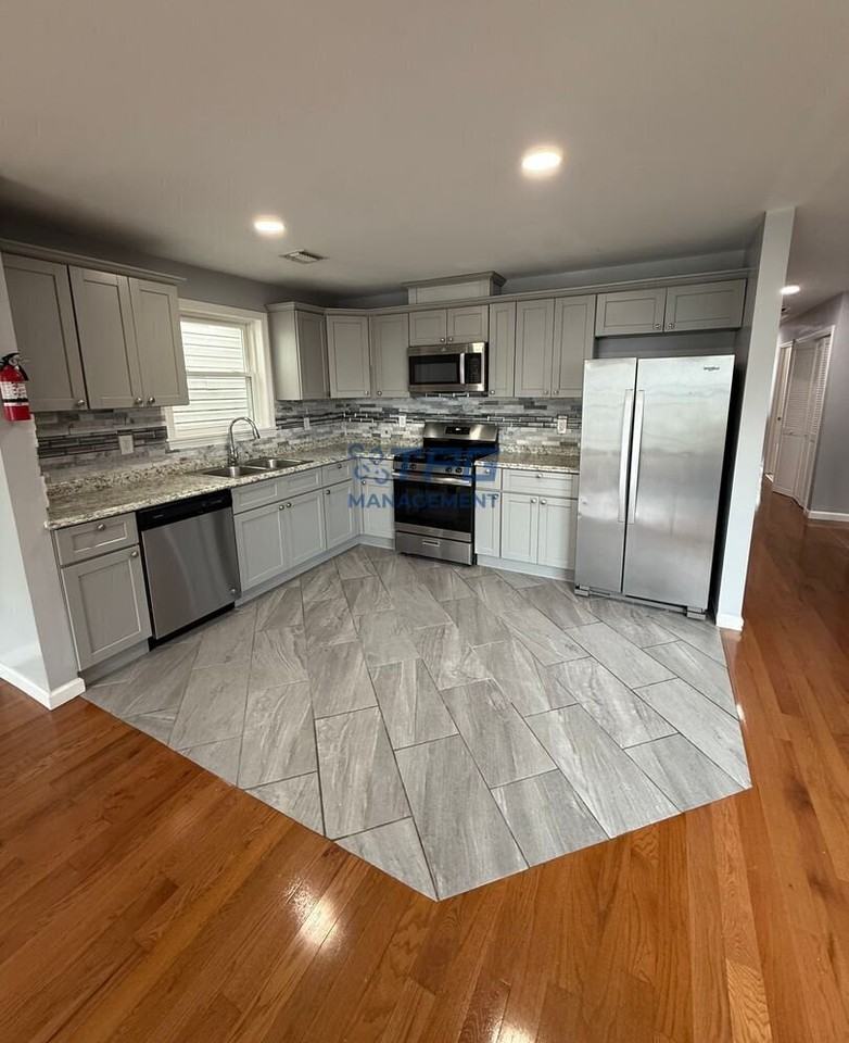 495 S 18th St #B - Photo 3 of 18