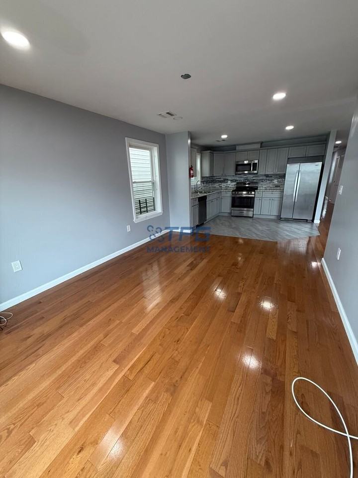 495 S 18th St #B - Photo 5 of 18