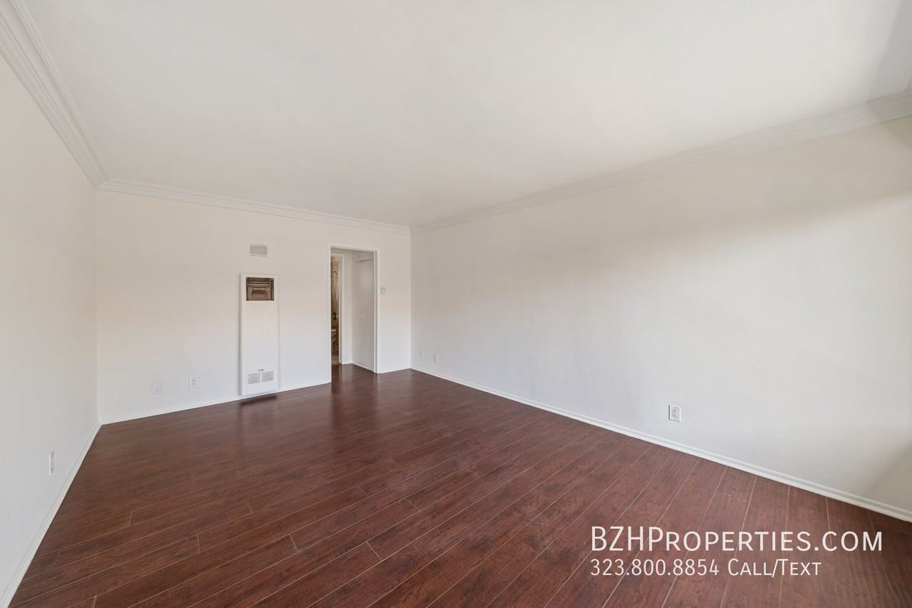 7209 Willoughby - Photo 2 of 32