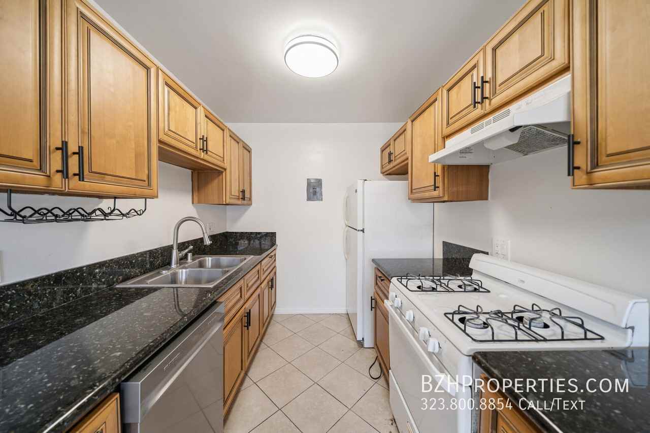 7209 Willoughby - Photo 6 of 32
