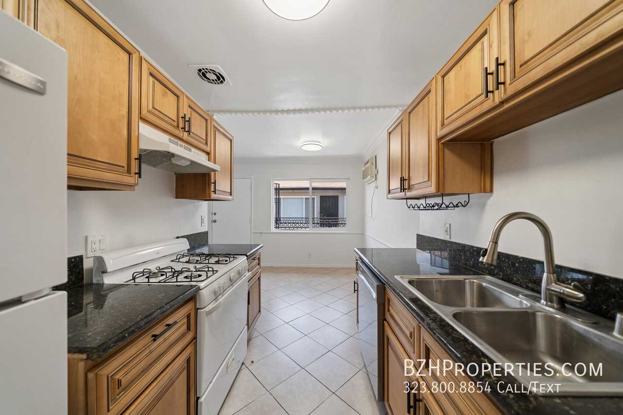 7209 Willoughby - Photo 7 of 32