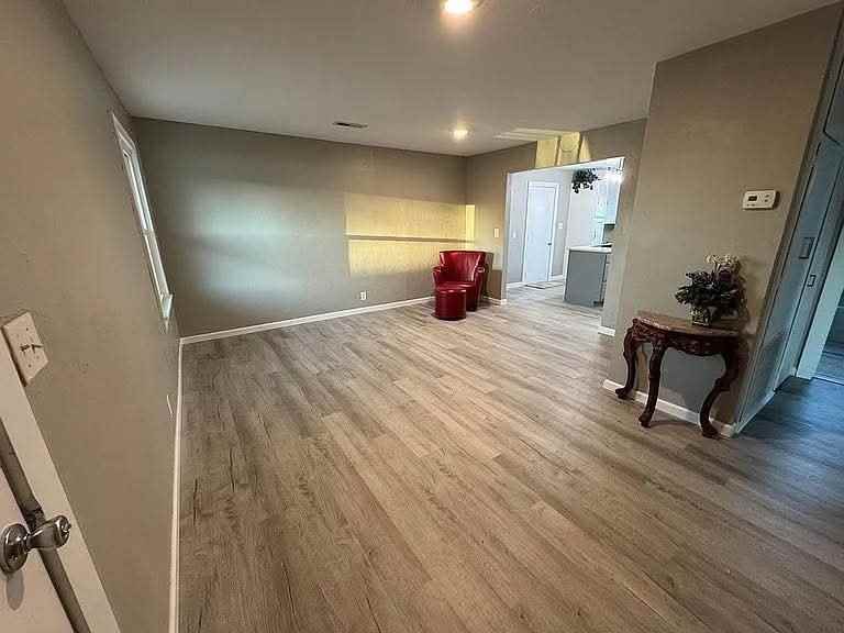 2617 N Market Ave - Photo 2 of 14