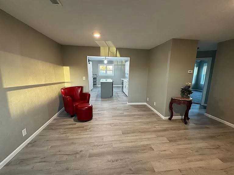 2617 N Market Ave - Photo 3 of 14