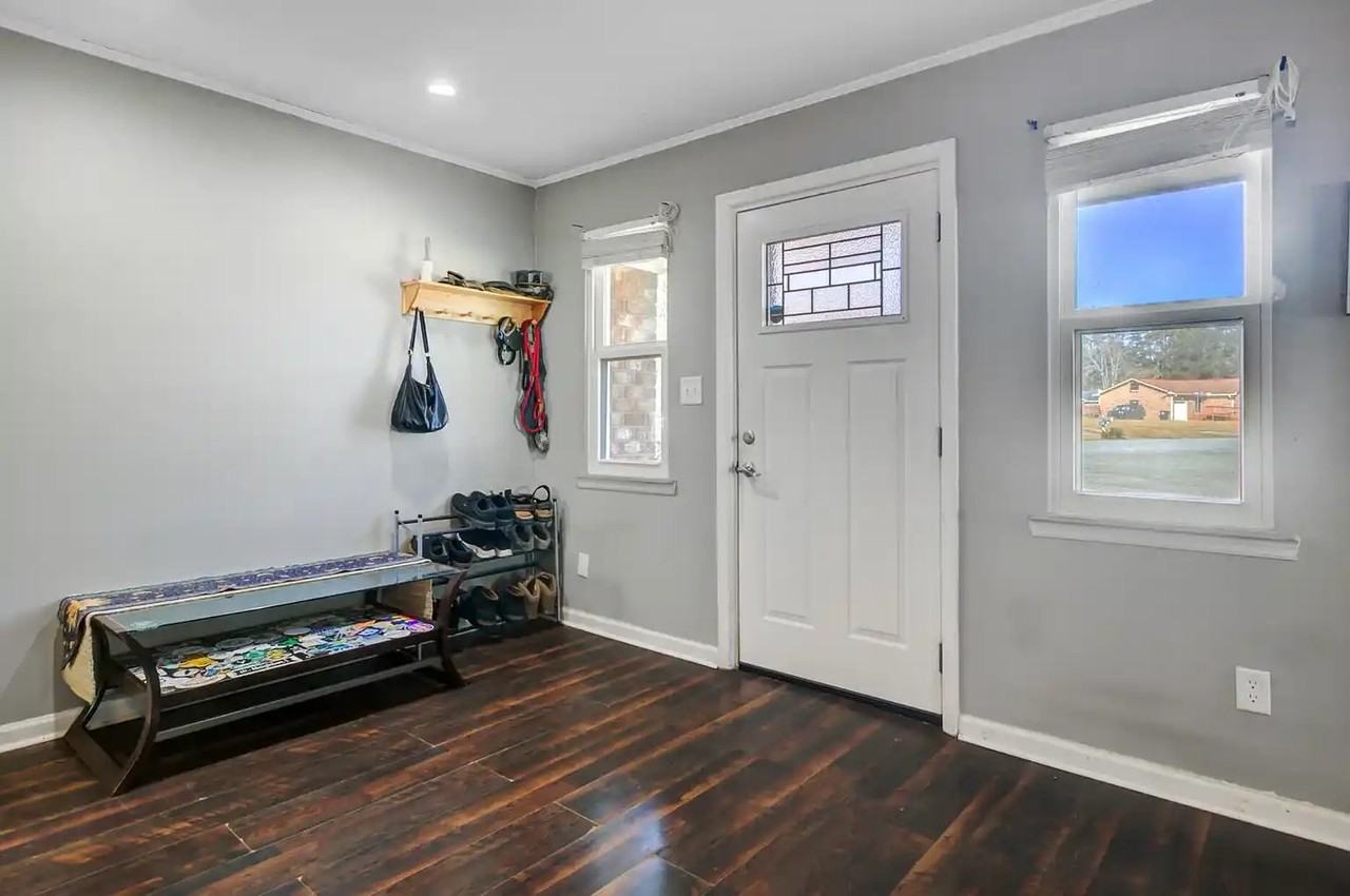 100 John Ct - Photo 4 of 18