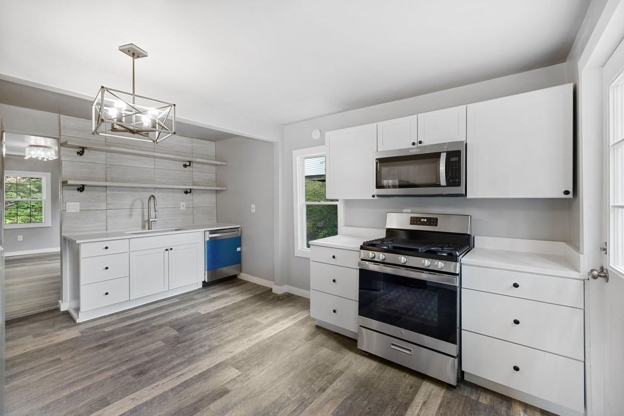 1019 Sherwood Rd - Photo 2 of 11