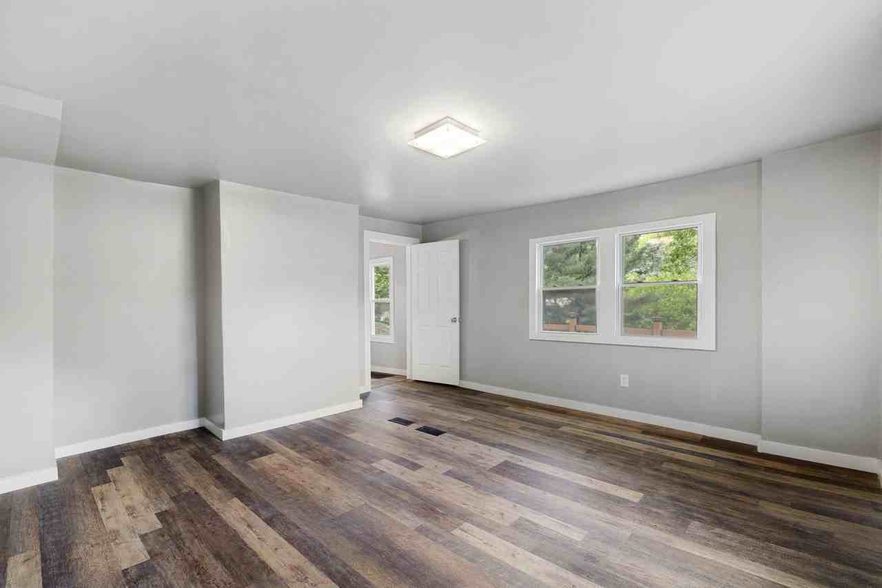1019 Sherwood Rd - Photo 4 of 11