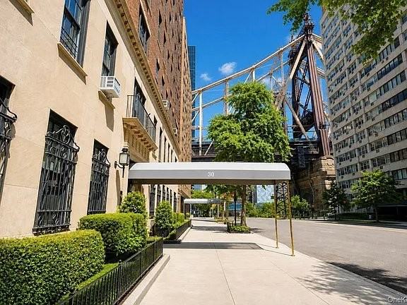 30 Sutton Pl #199