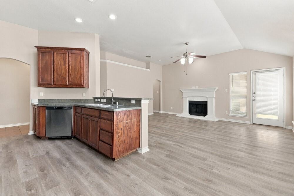 129 Oriole Dr - Photo 7 of 16