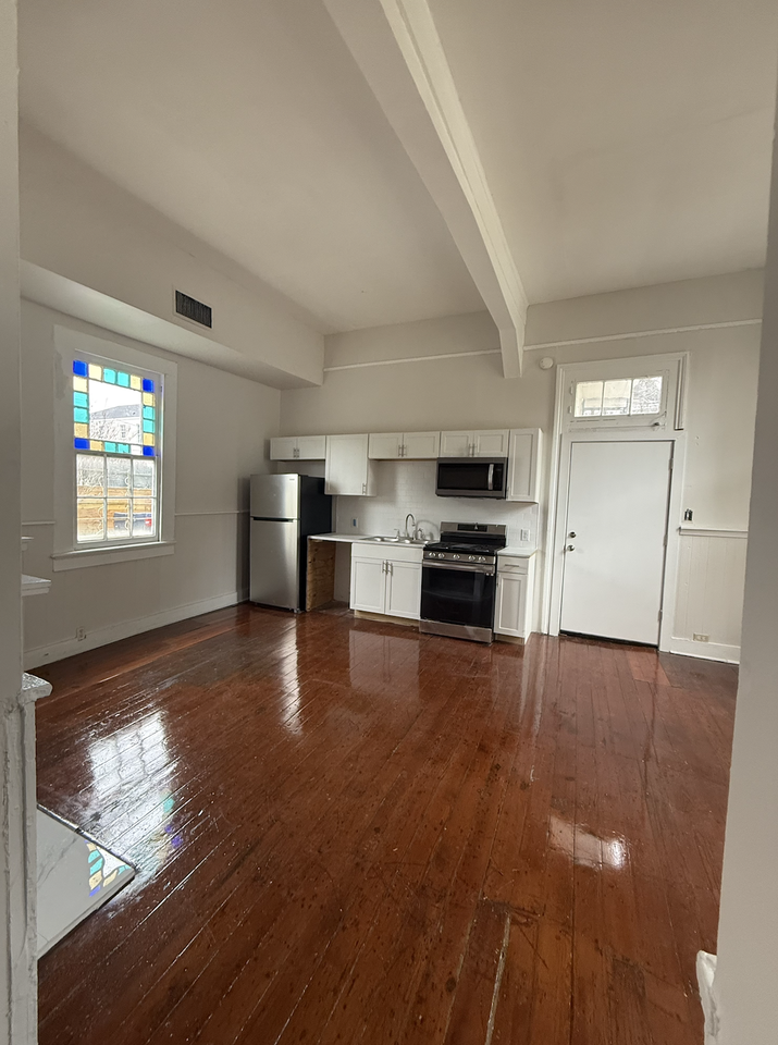 1202 Marengo - Photo 2 of 12