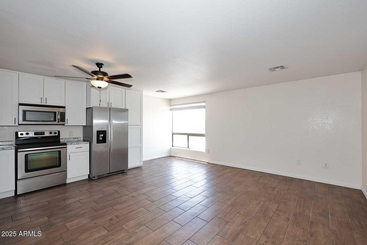 532 W 9th St #201 - Photo 5 of 25