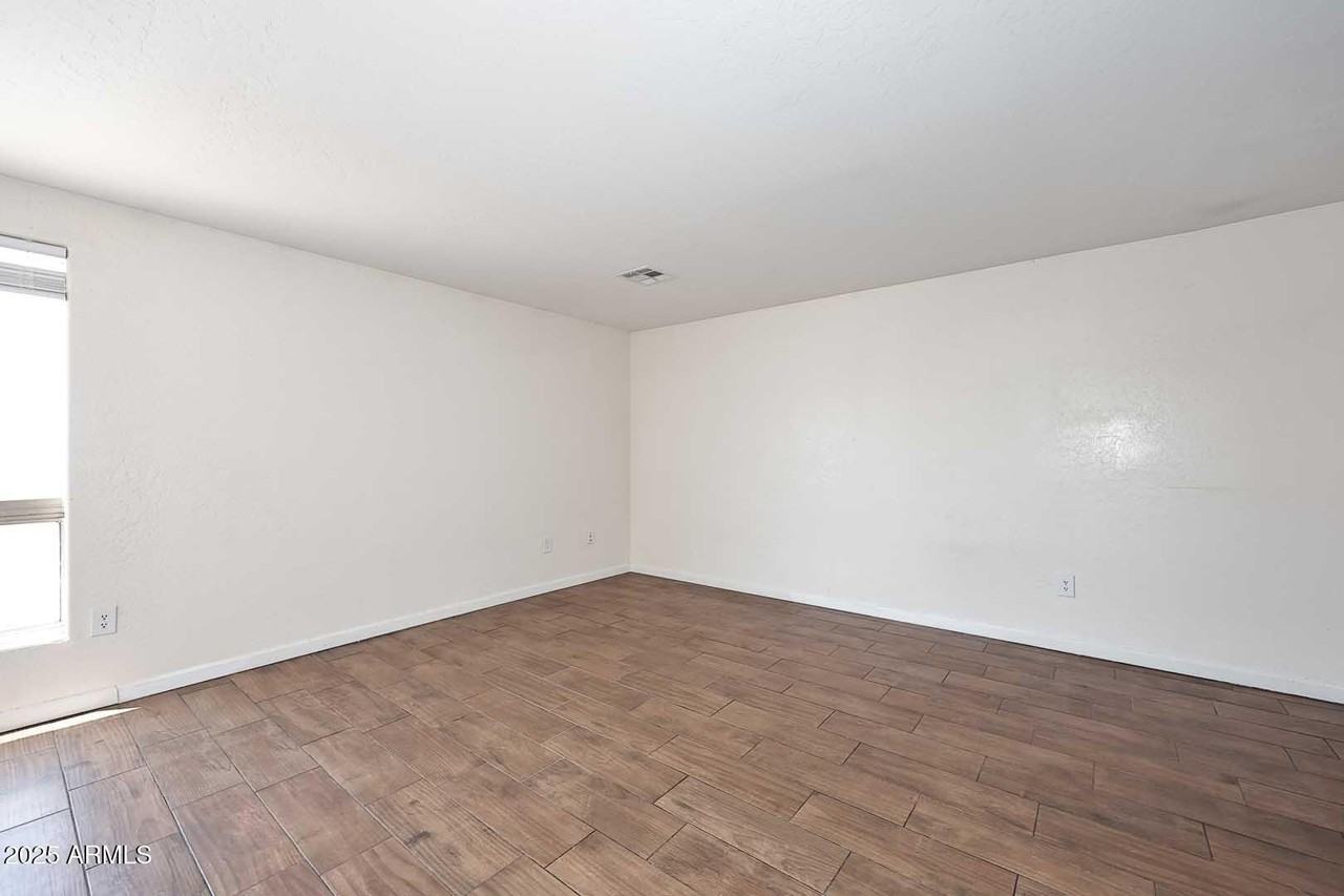 532 W 9th St #201 - Photo 6 of 25