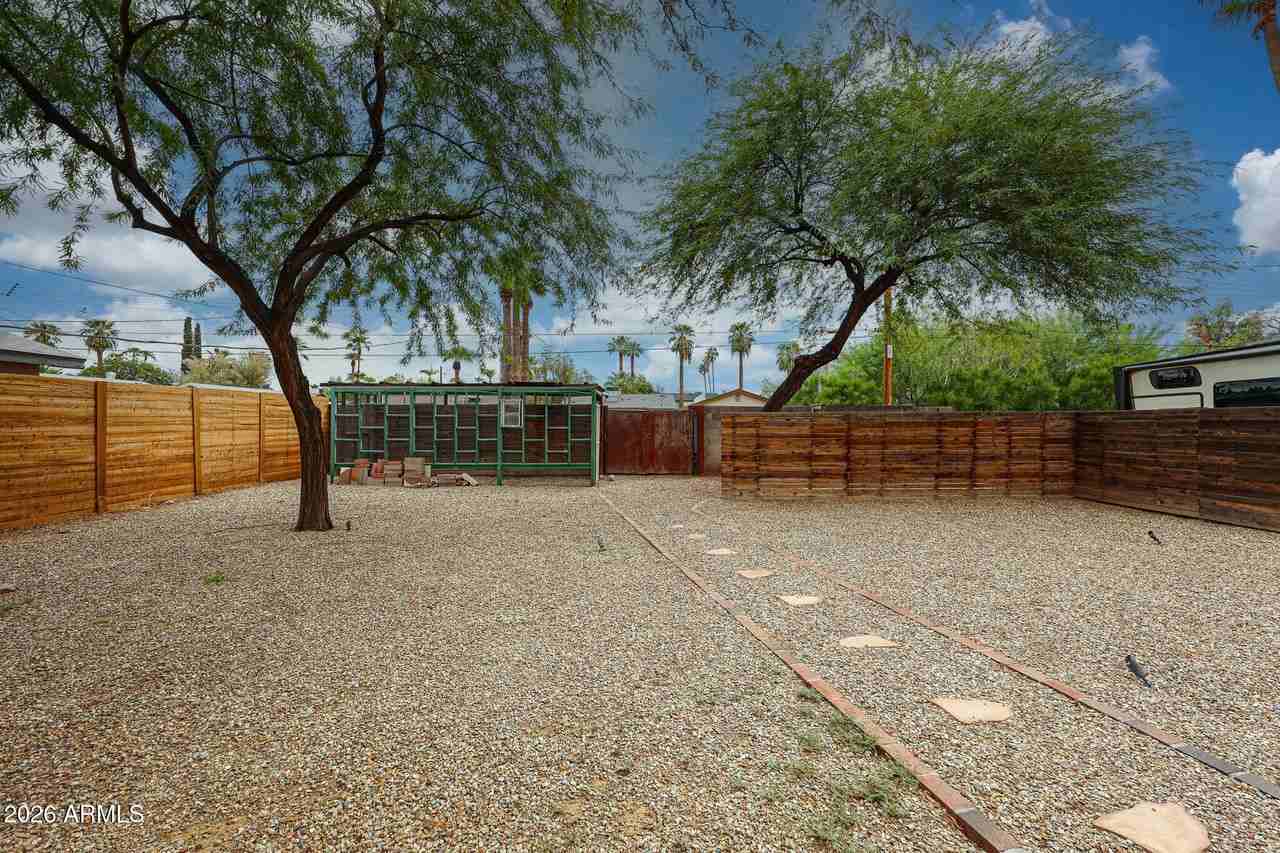 1343 E Mulberry St - Photo 6 of 34