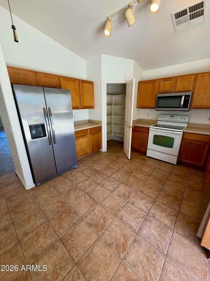 329 S 16th St - Photo 3 of 10