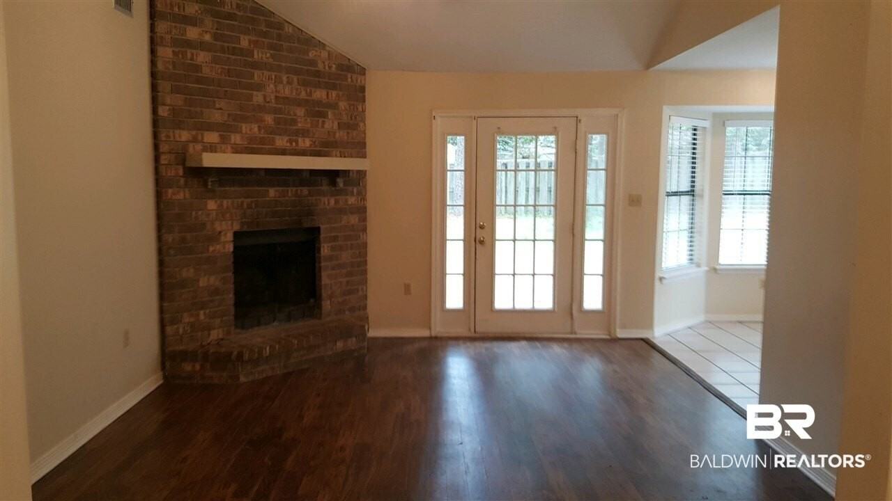 103 Rainer Cir - Photo 2 of 17