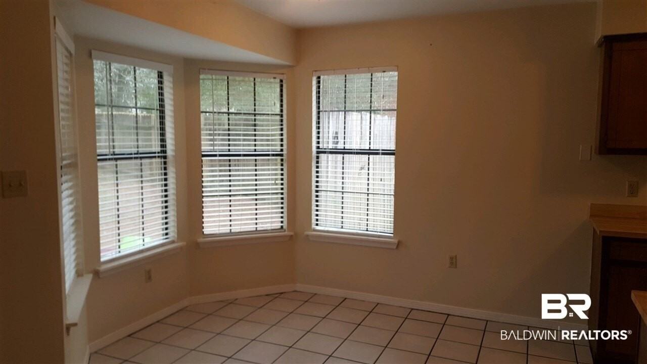 103 Rainer Cir - Photo 4 of 17