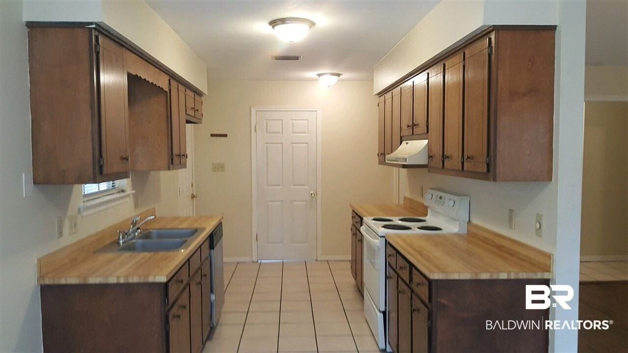 103 Rainer Cir - Photo 5 of 17