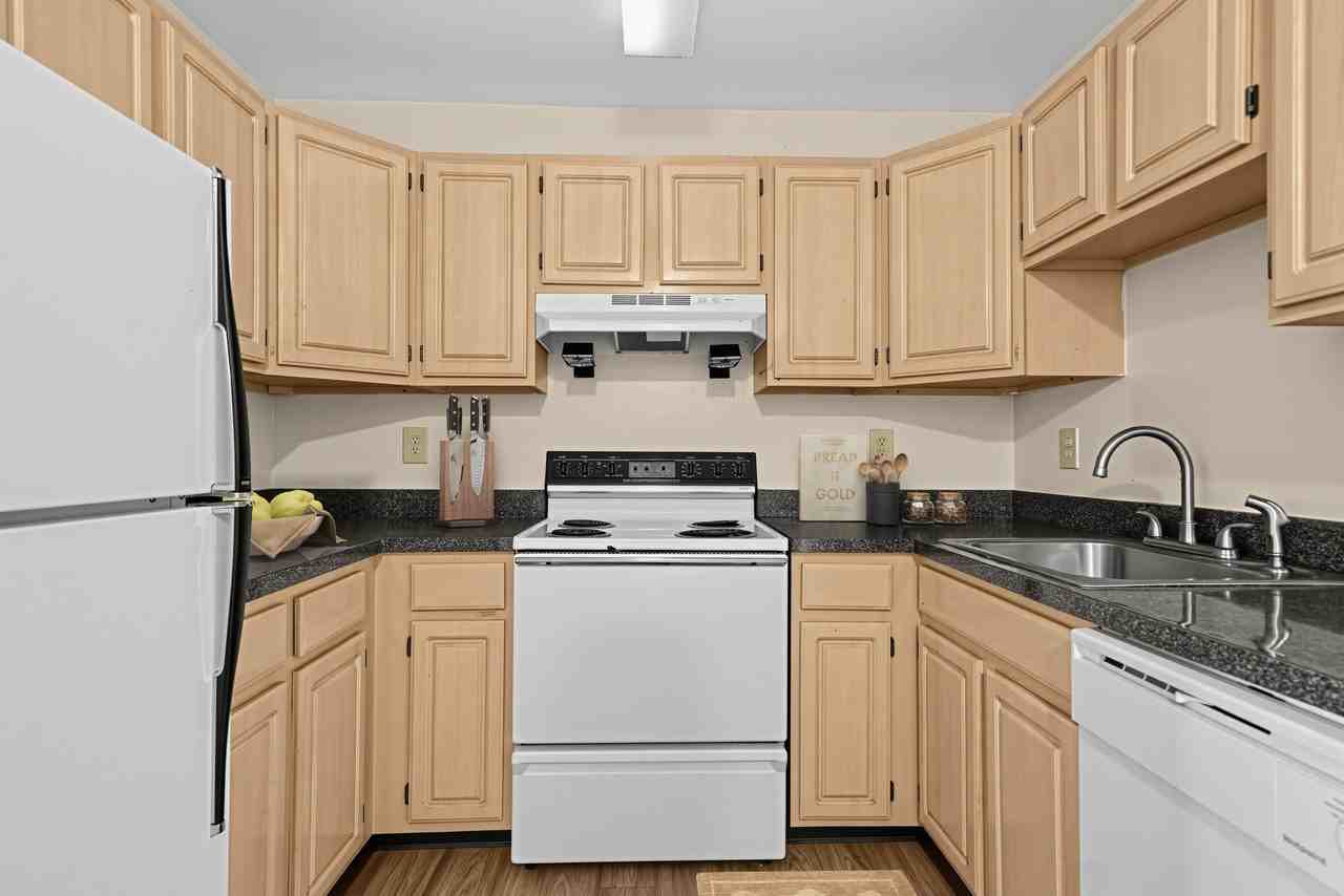 London Square & Blue Spruce Apartments - Photo 3 of 16