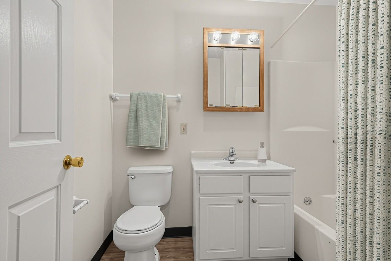 London Square & Blue Spruce Apartments - Photo 5 of 16