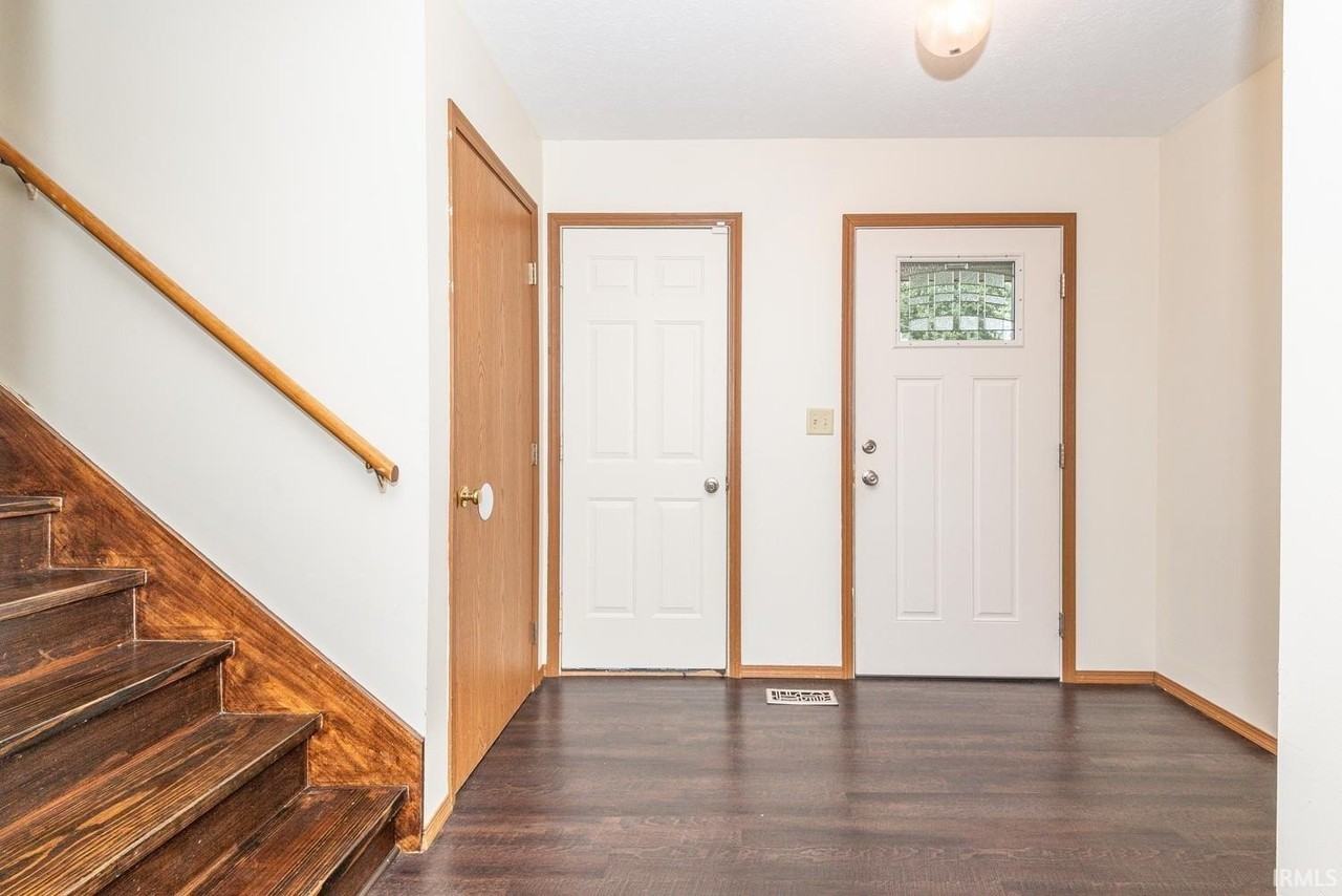 402 S Village Ct - Photo 4 of 27