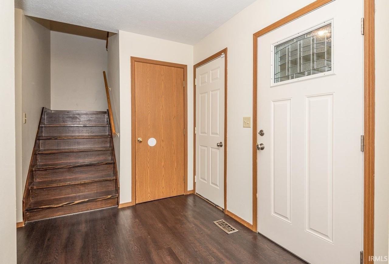 402 S Village Ct - Photo 5 of 27