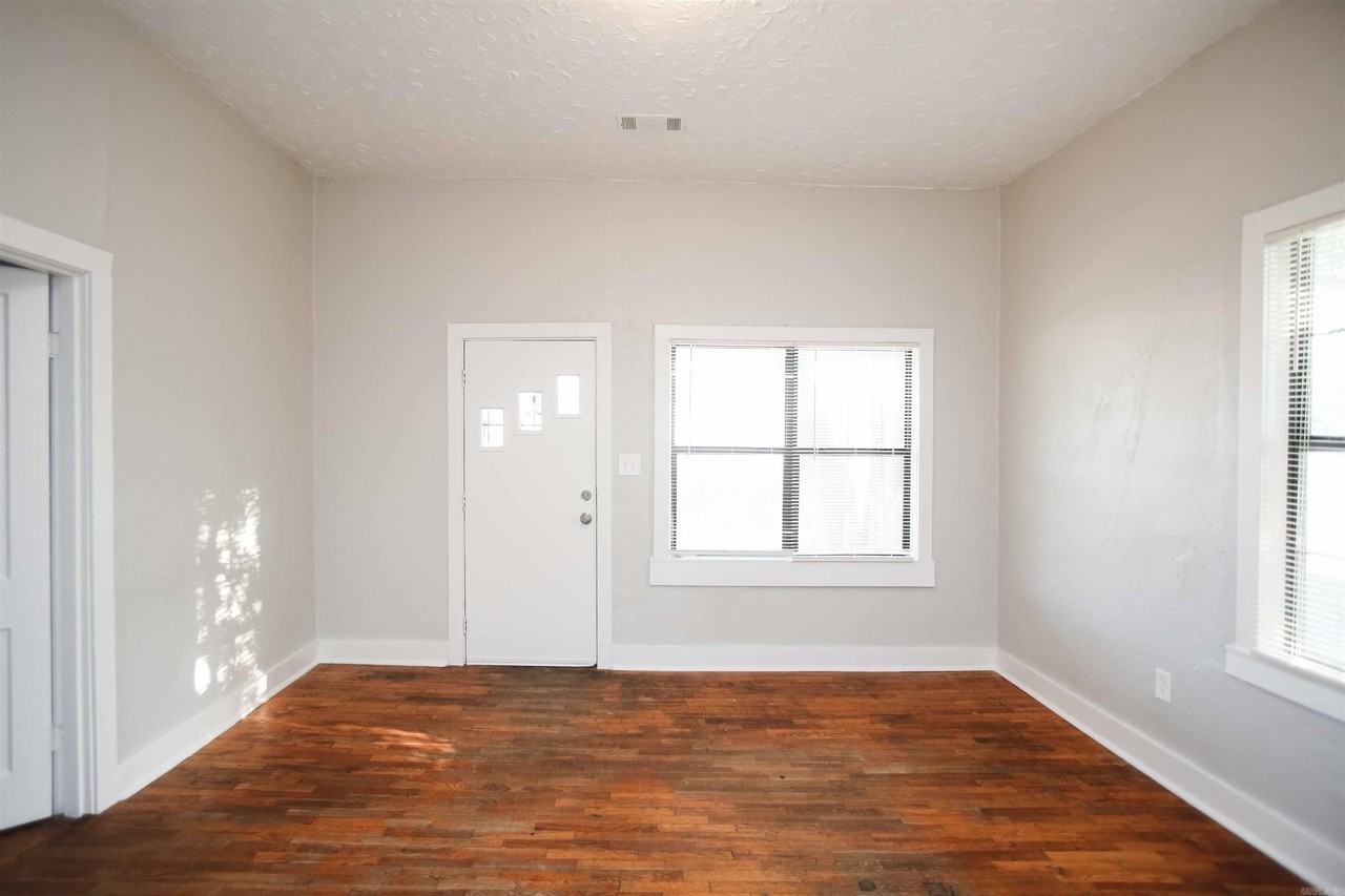1414 W 11th St - Photo 2 of 20