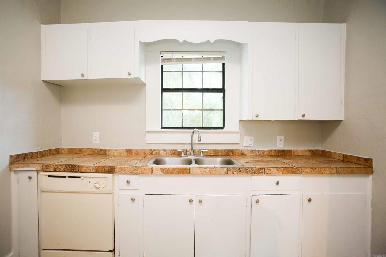 1414 W 11th St - Photo 6 of 20